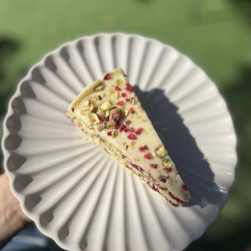 Málnás-pisztáciás zserbó szelet