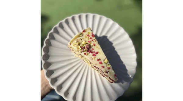 Málnás-pisztáciás zserbó szelet