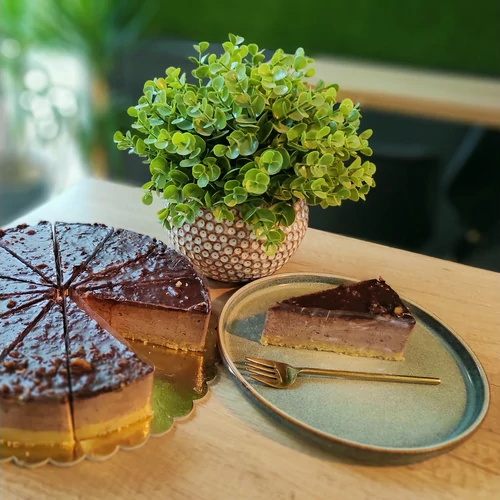 Vegán csokis-mascarponés mandulatorta szelet (rocher)