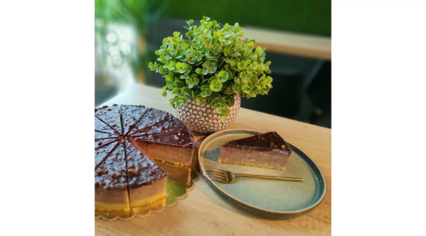 Vegán csokis-mascarponés mandulatorta szelet (rocher)