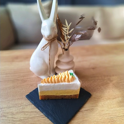 Vegán mangós répatorta szelet